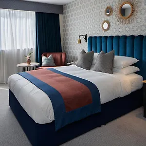 Hotel The Queens &